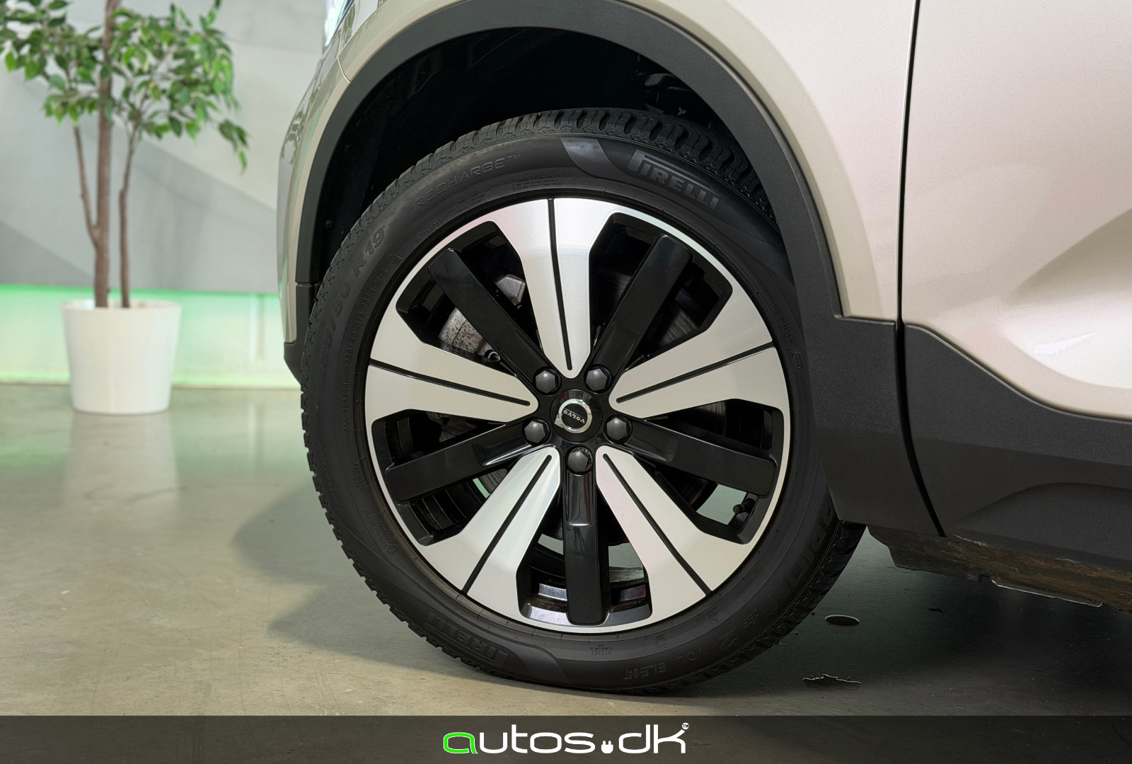 Beige Volvo XC40 fra 2023