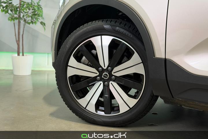 Beige Volvo XC40 fra 2023