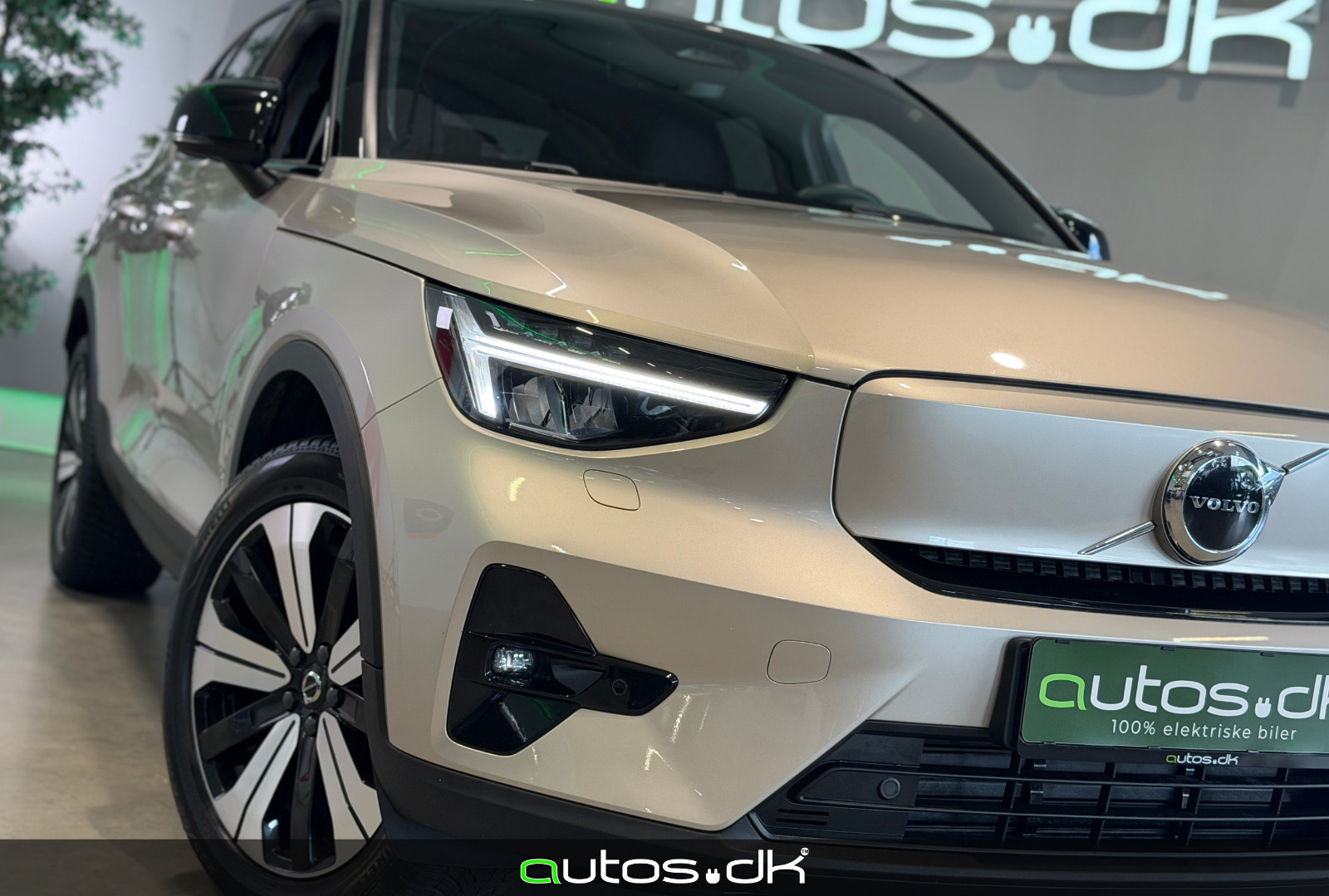 Beige Volvo XC40 fra 2023