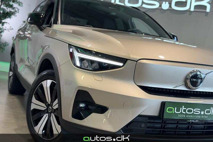 Beige Volvo XC40 fra 2023