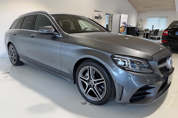 Grå Mercedes C220 d fra 2020 set udefra