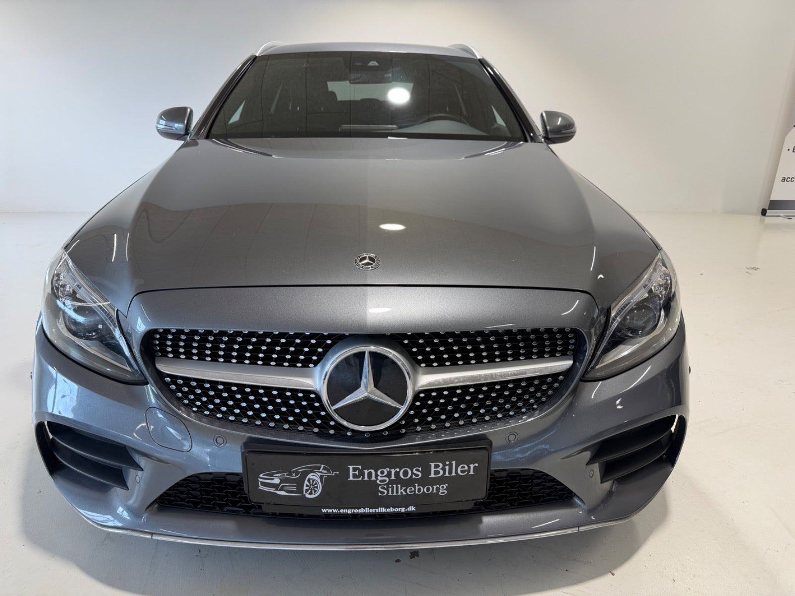 Grå Mercedes C220 d fra 2020