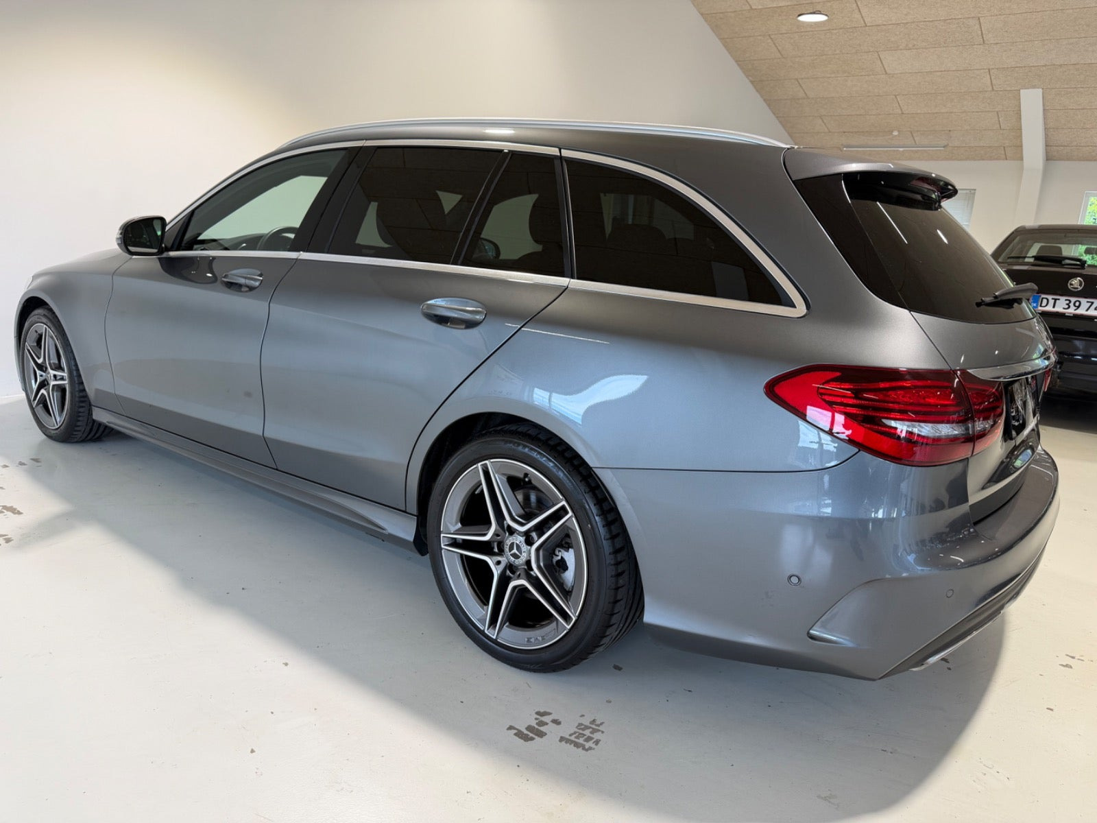 Grå Mercedes C220 d fra 2020
