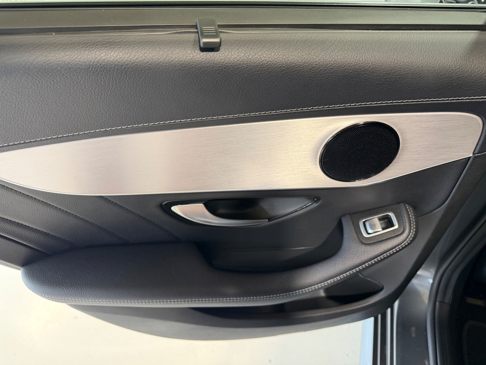 Grå Mercedes C220 d fra 2020