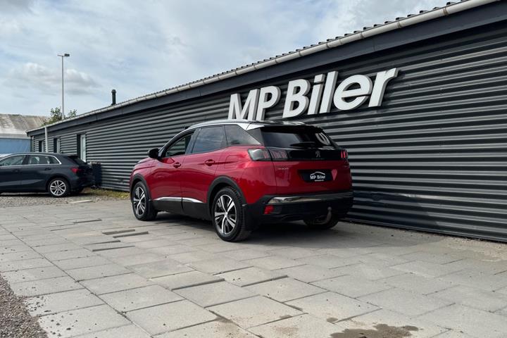 Rød Peugeot 3008 fra 2021
