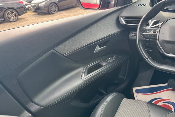 Rød Peugeot 3008 fra 2021