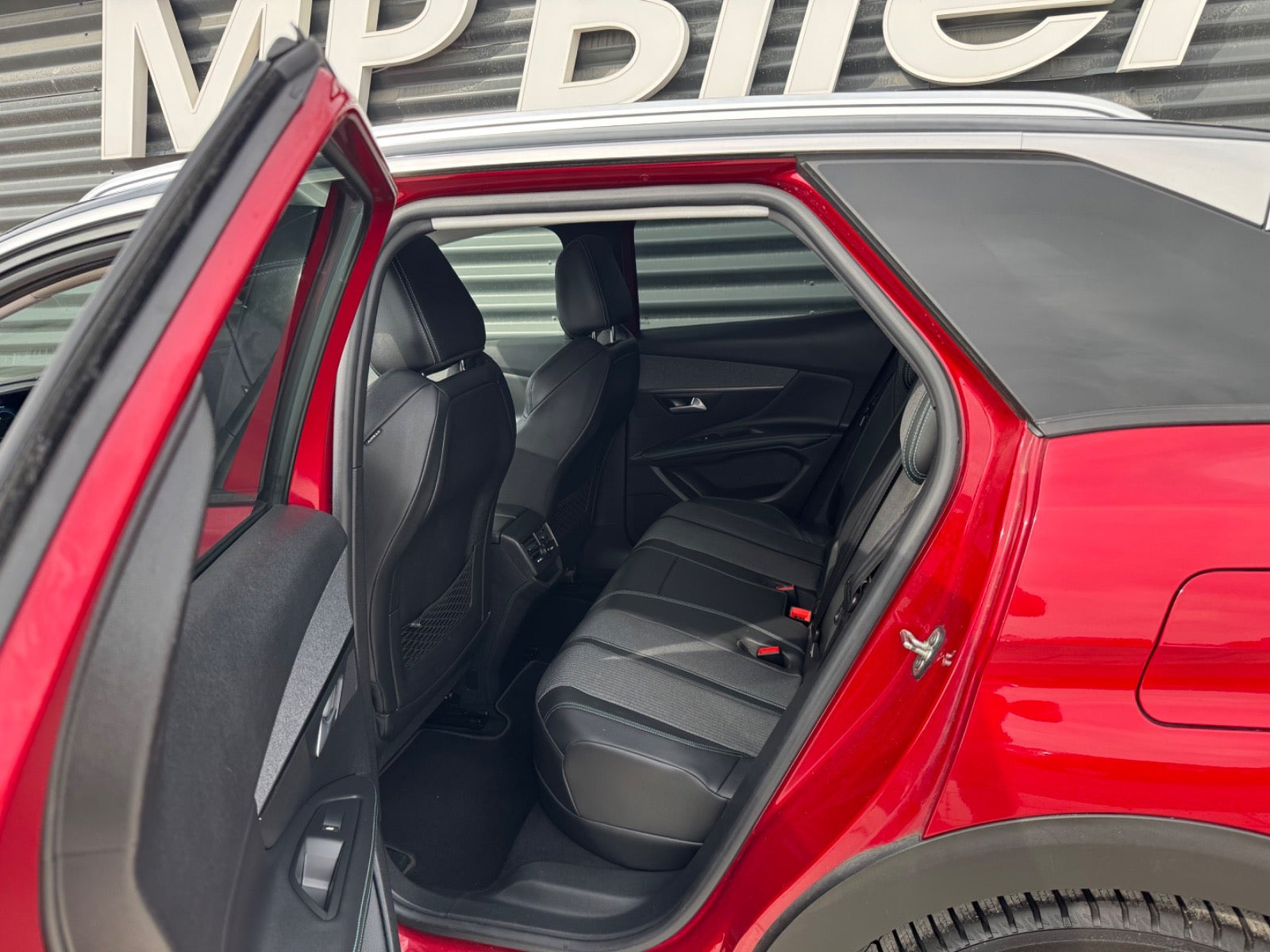 Rød Peugeot 3008 fra 2021