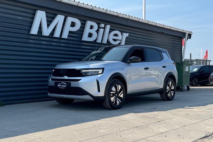 Sølv Opel Frontera fra 2025 set udefra