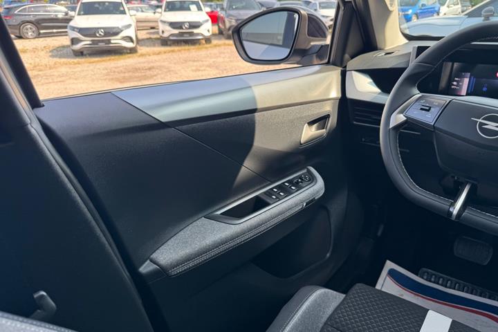 Sølv Opel Frontera fra 2025