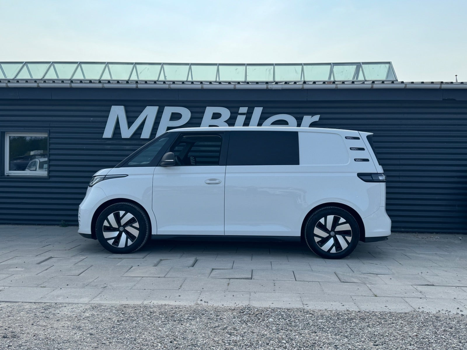 Hvid VW ID.Buzz fra 2024
