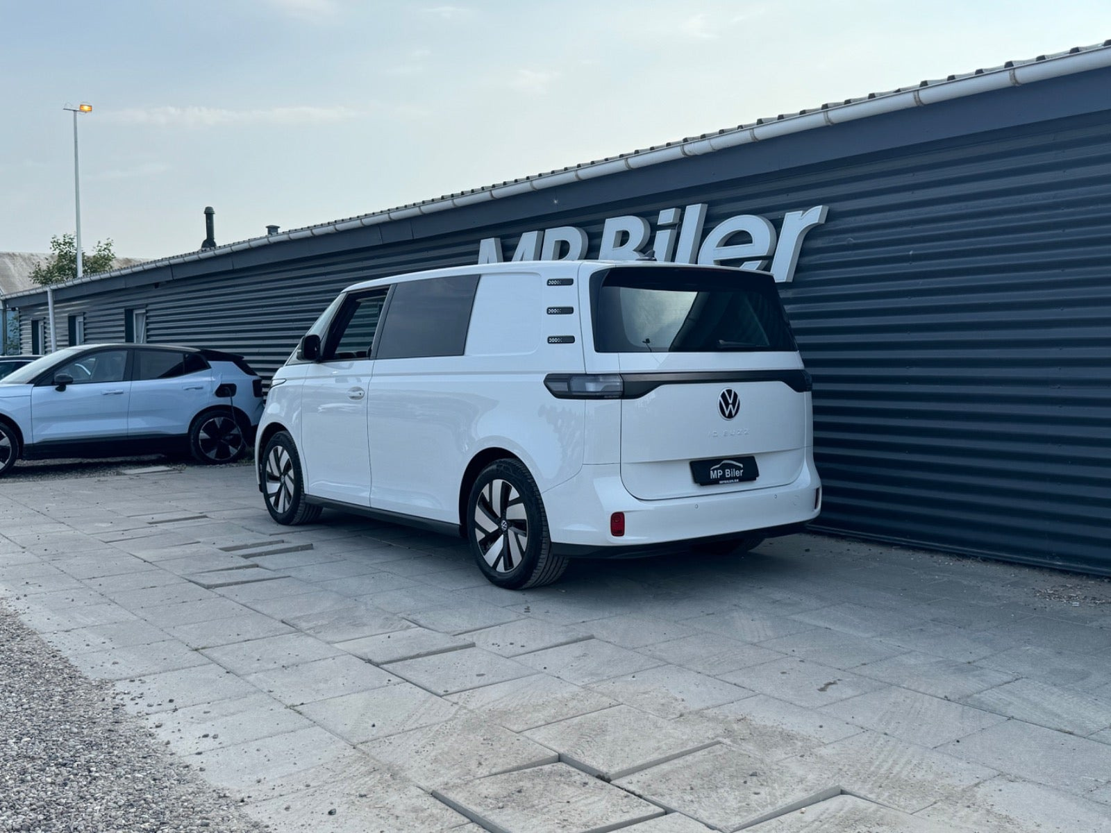 Hvid VW ID.Buzz fra 2024