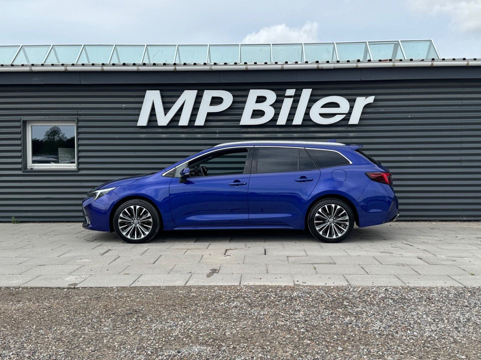 Blå Toyota Corolla fra 2023