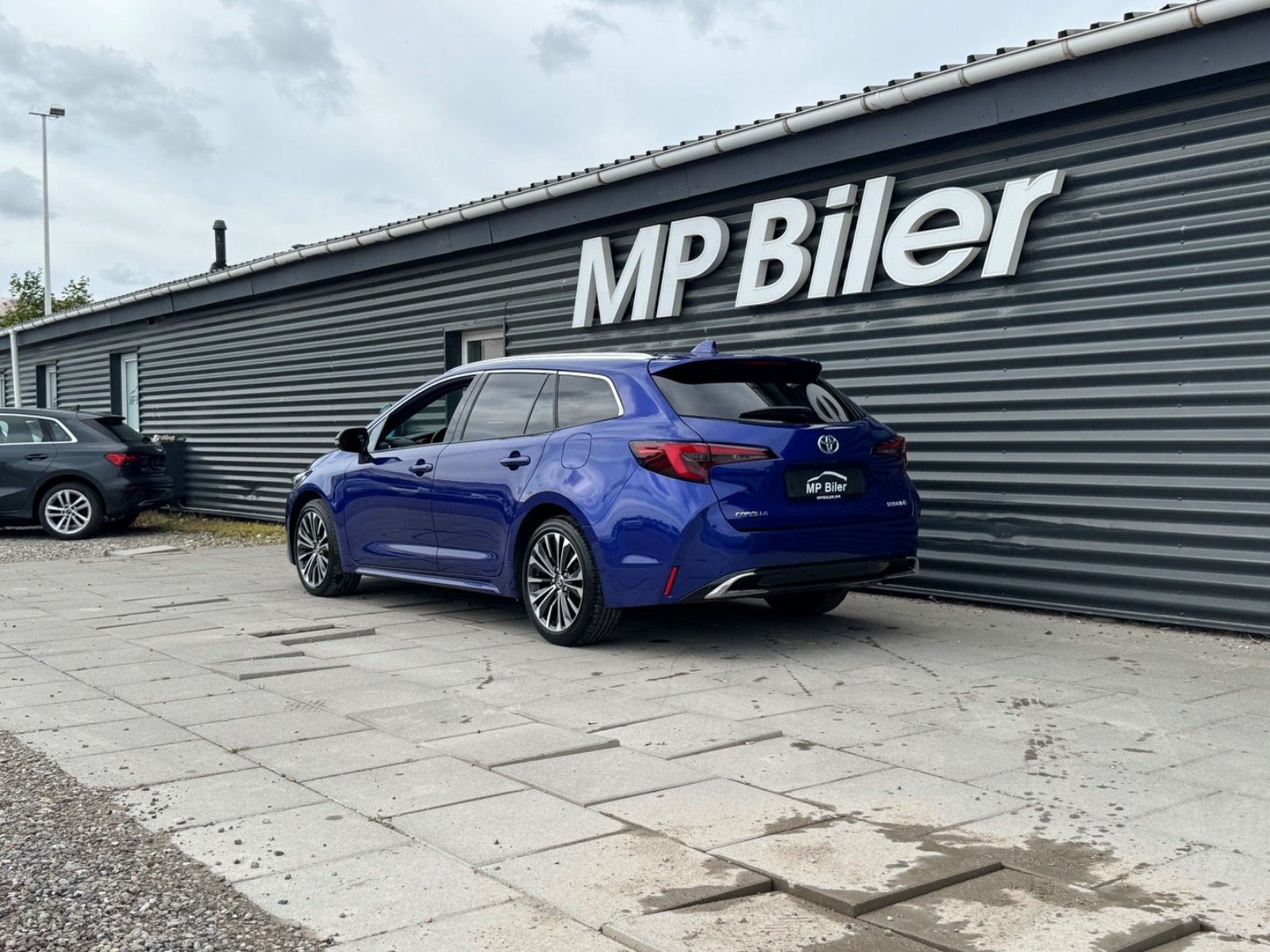 Blå Toyota Corolla fra 2023
