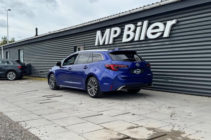 Blå Toyota Corolla fra 2023