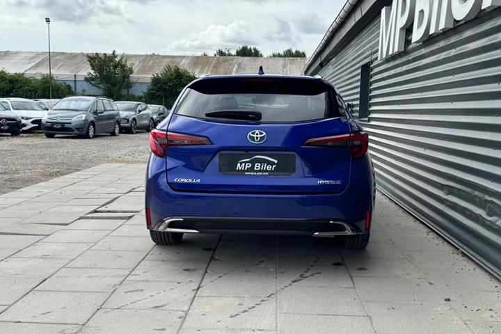 Blå Toyota Corolla fra 2023