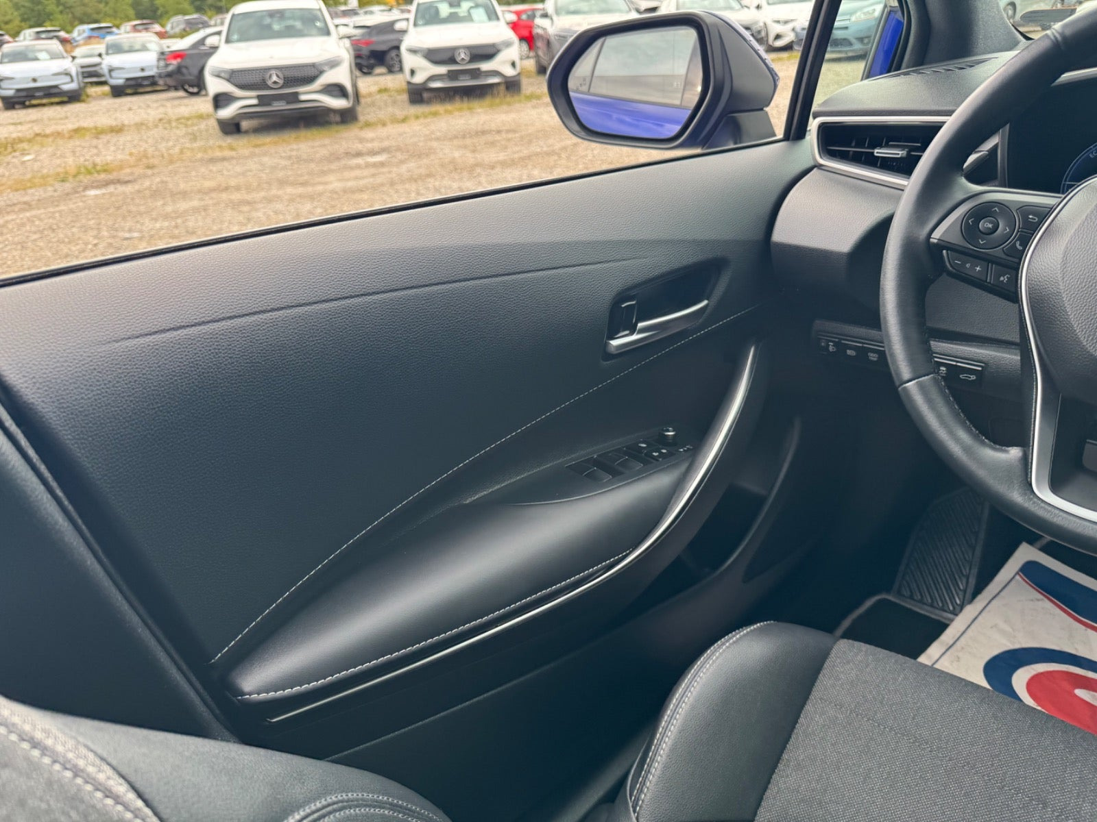 Blå Toyota Corolla fra 2023