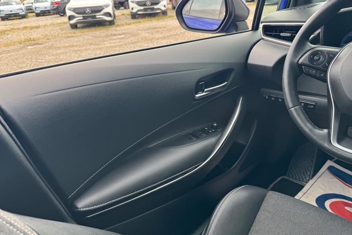 Blå Toyota Corolla fra 2023