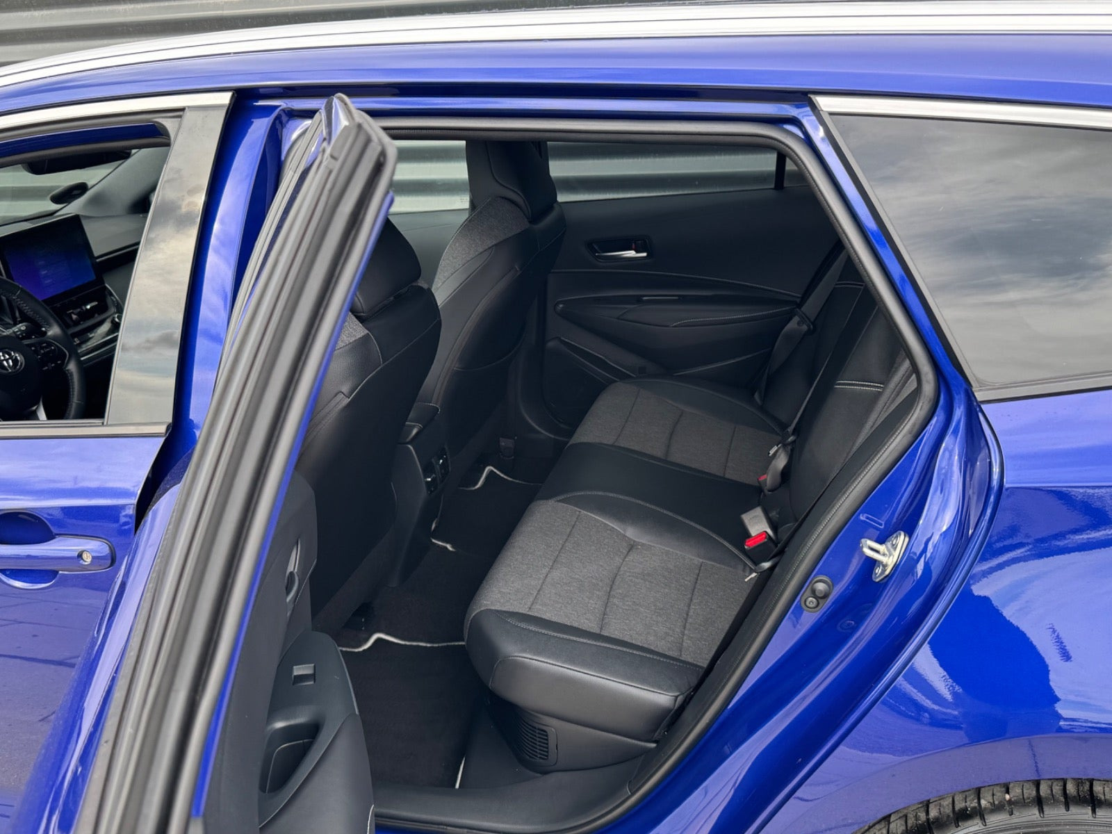 Blå Toyota Corolla fra 2023