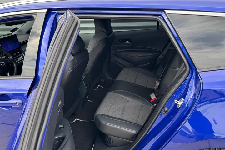 Blå Toyota Corolla fra 2023