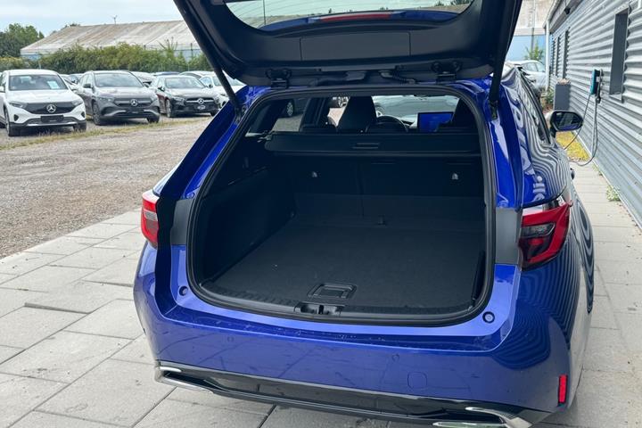 Blå Toyota Corolla fra 2023