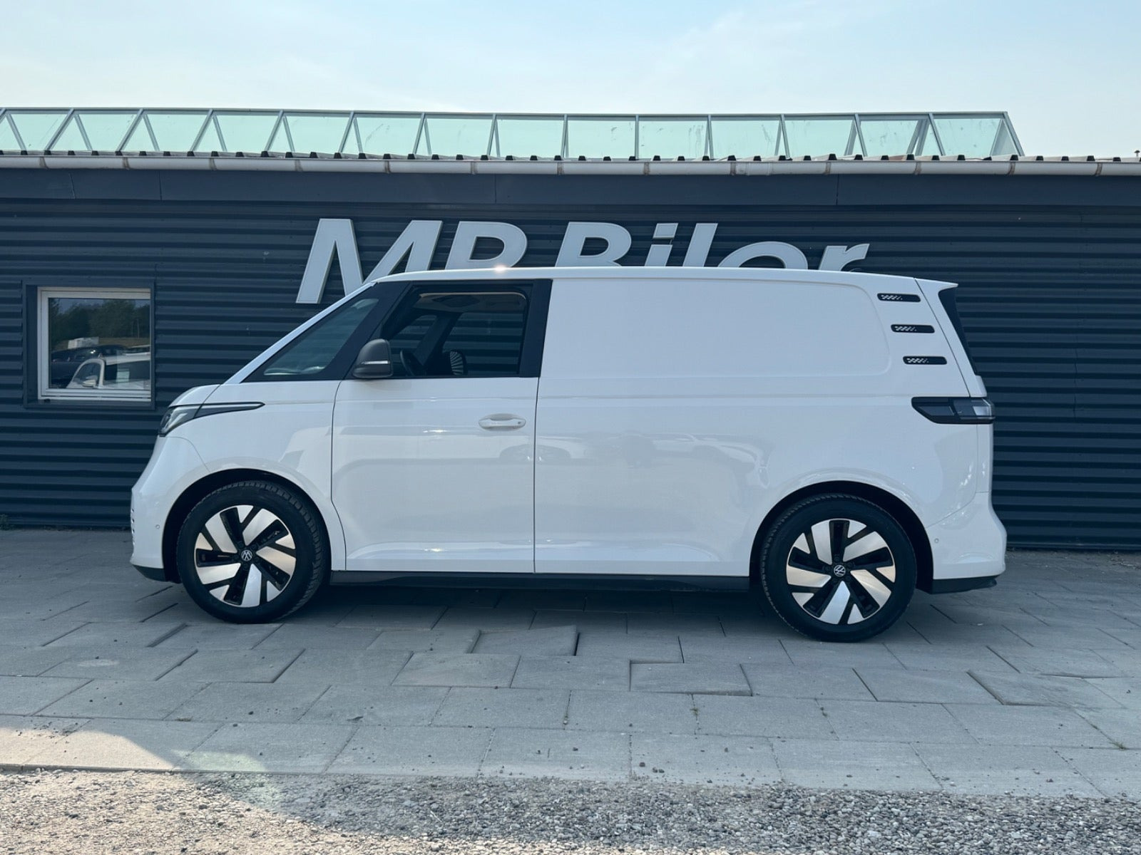 Hvid VW ID.Buzz fra 2024
