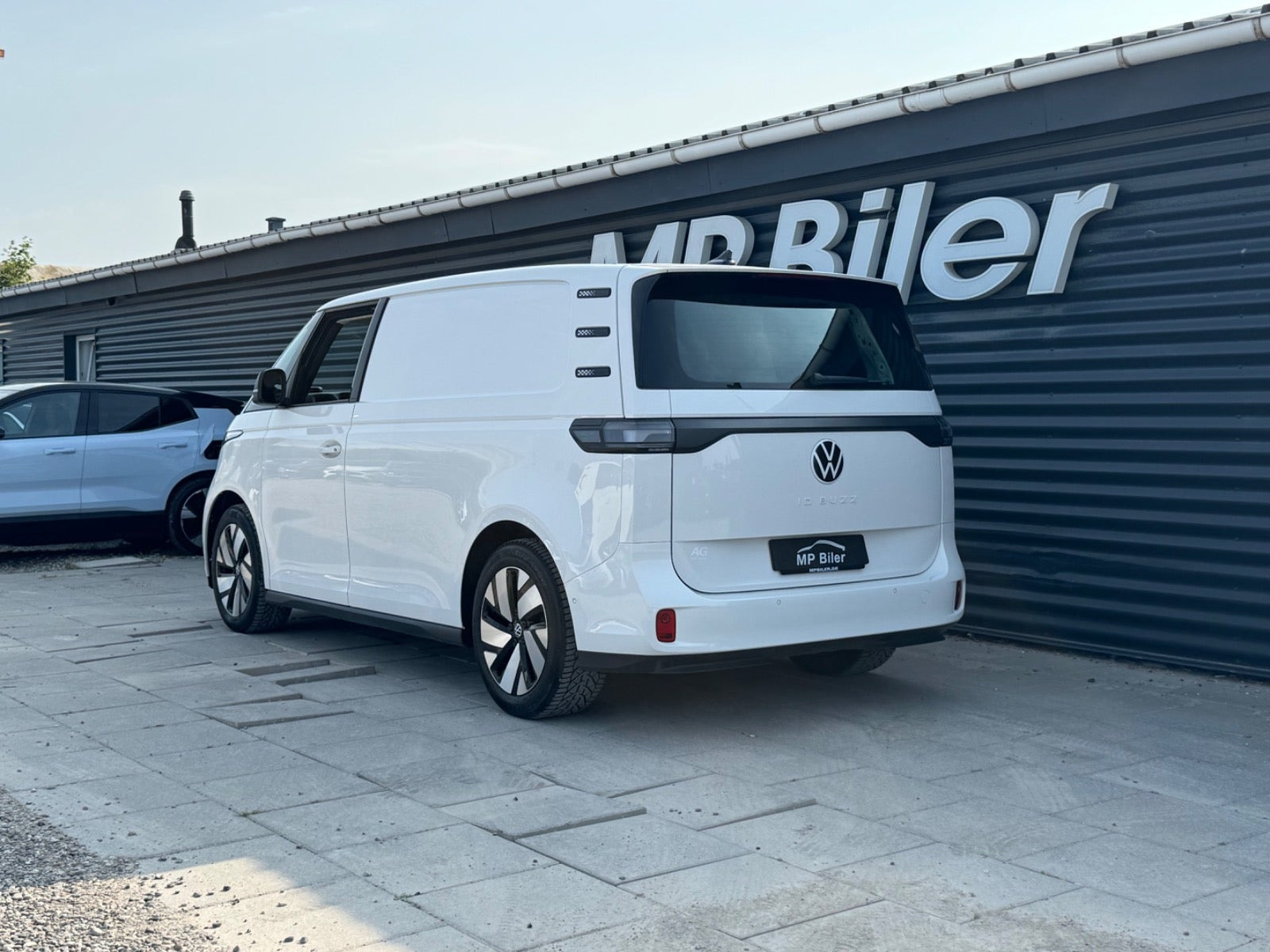 Hvid VW ID.Buzz fra 2024