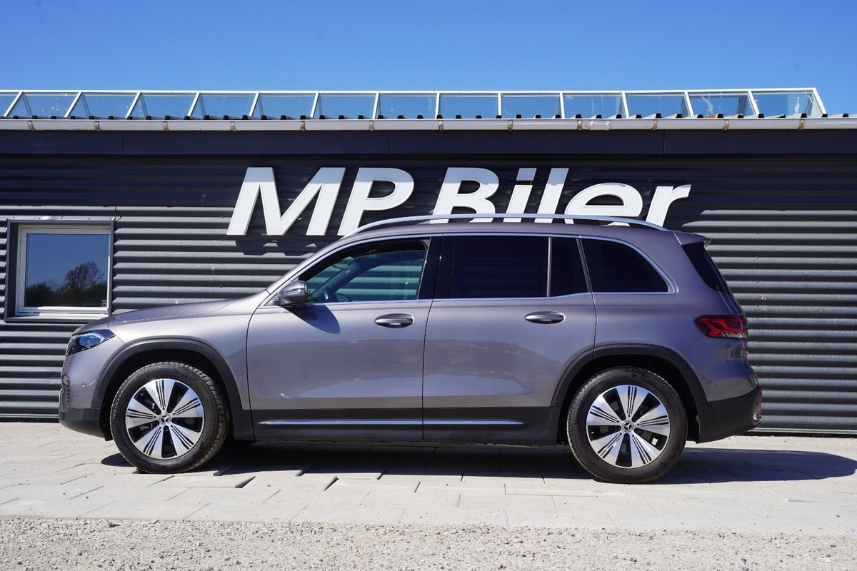 Grå Mercedes EQB250 fra 2023