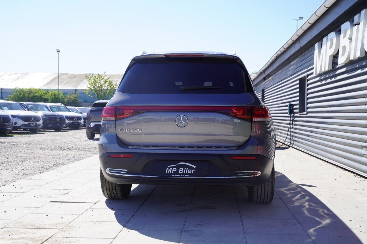Grå Mercedes EQB250 fra 2023