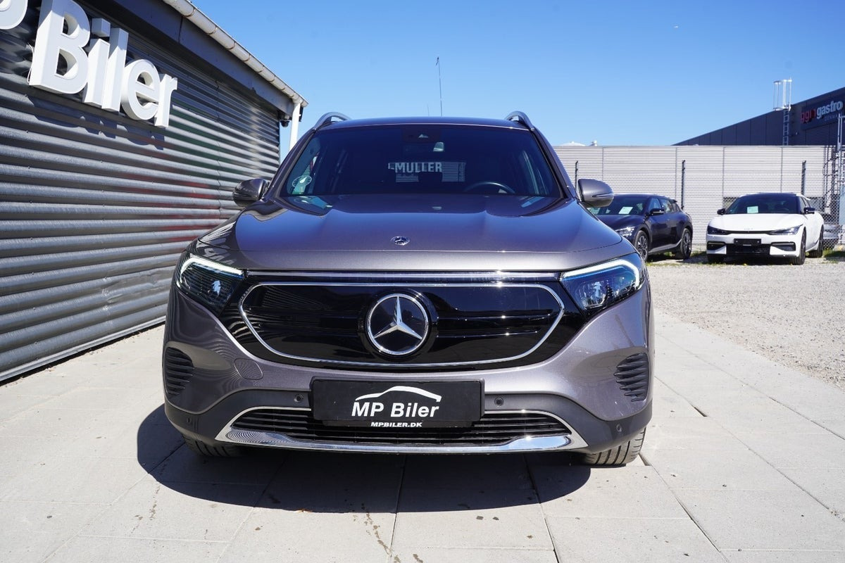 Grå Mercedes EQB250 fra 2023