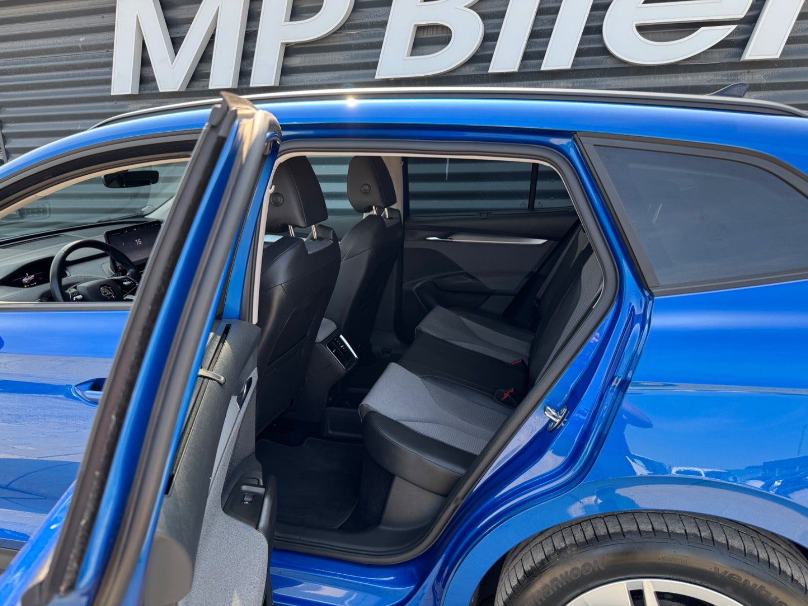 Blå Skoda Enyaq fra 2024