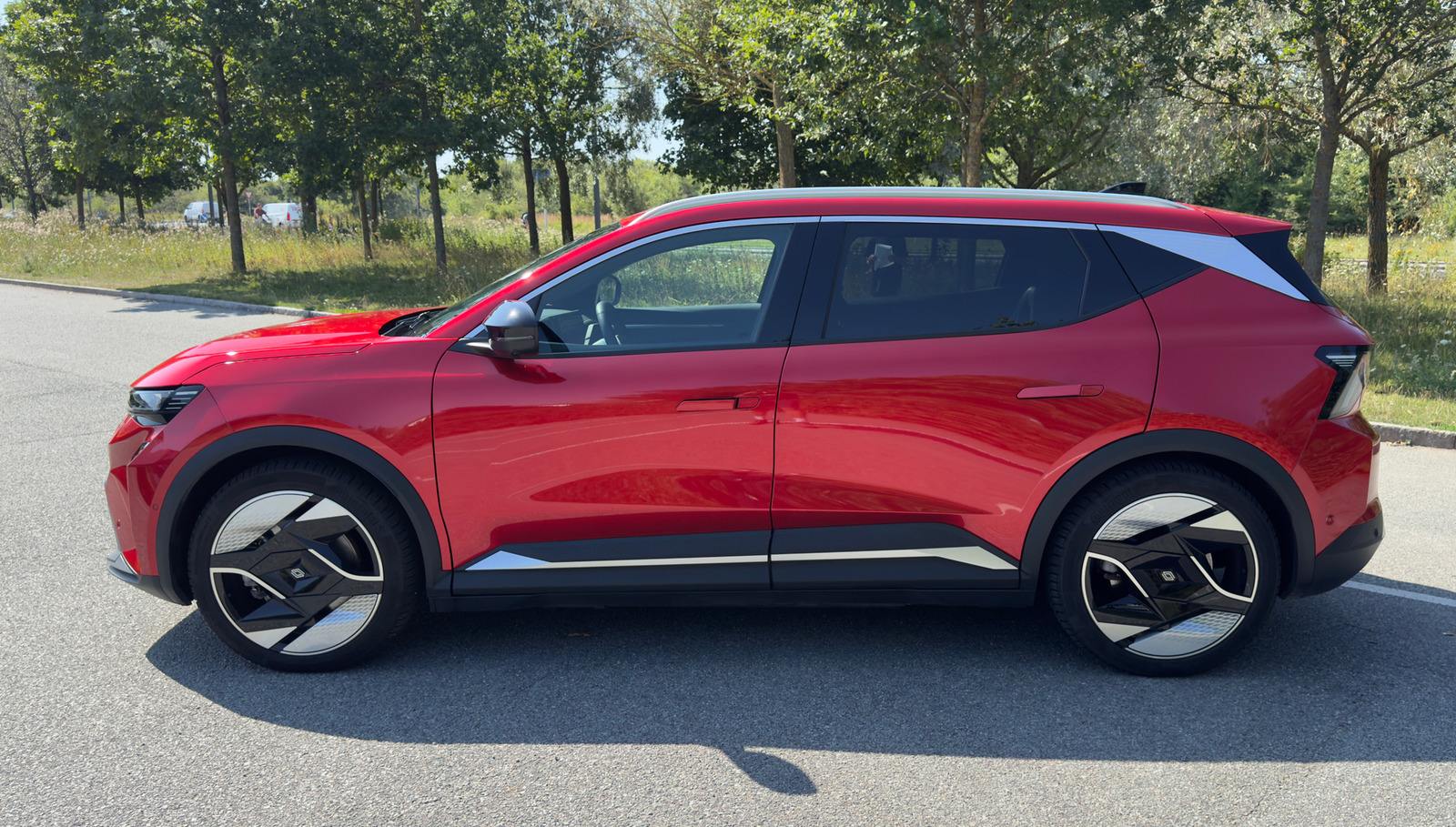 Rød Renault Scenic E-Tech fra 2025