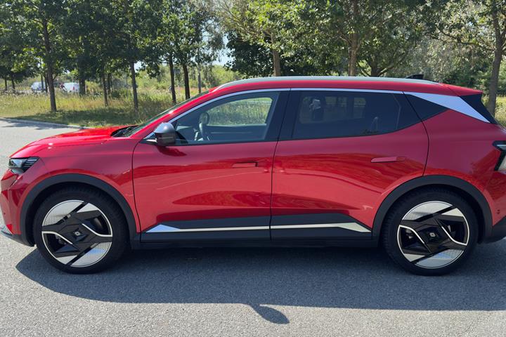 Rød Renault Scenic E-Tech fra 2025