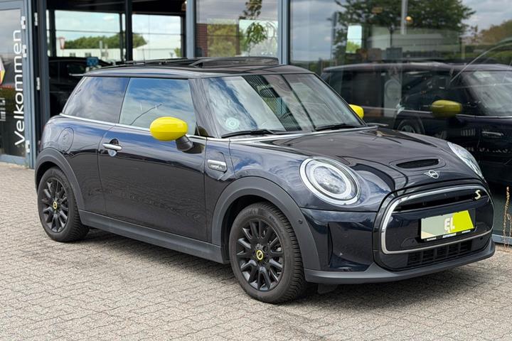 Blå Mini Cooper SE fra 2023 set udefra