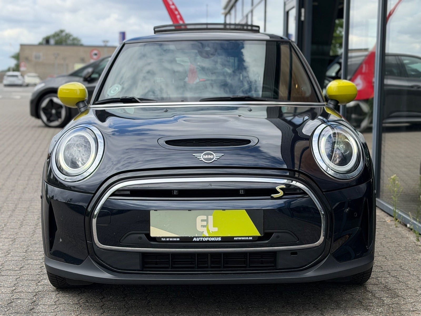 Blå Mini Cooper SE fra 2023