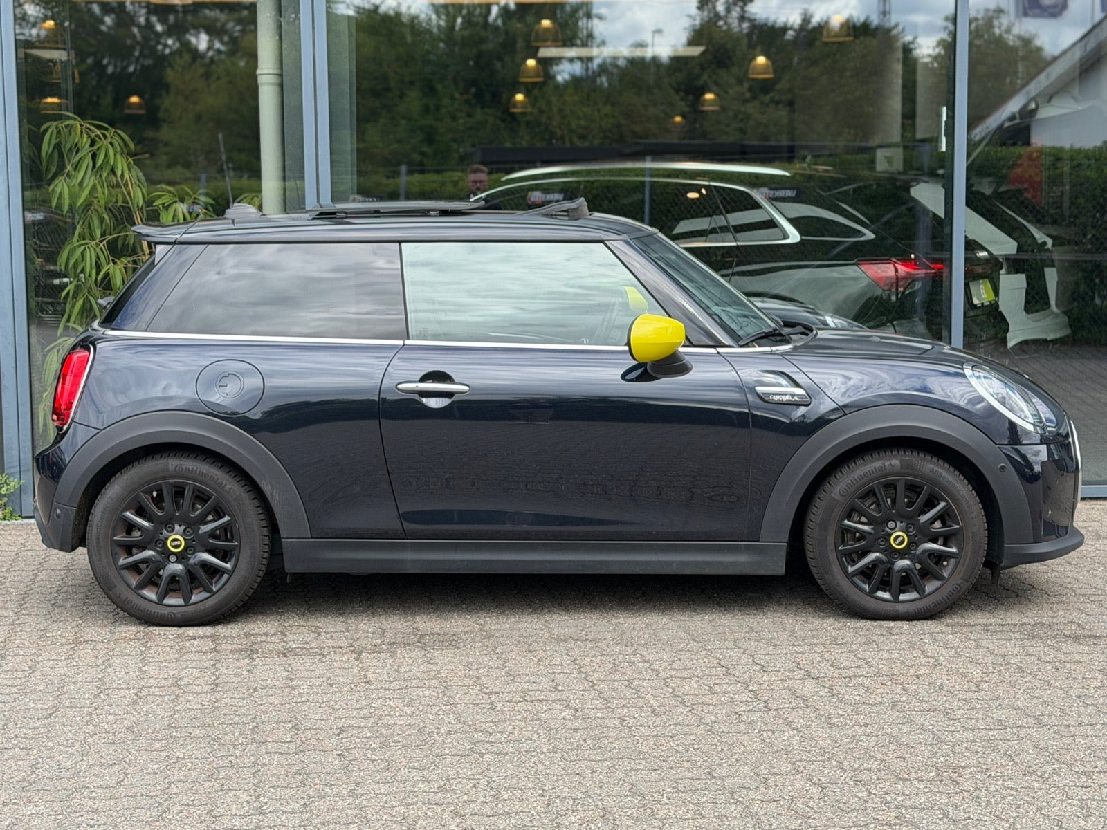 Blå Mini Cooper SE fra 2023