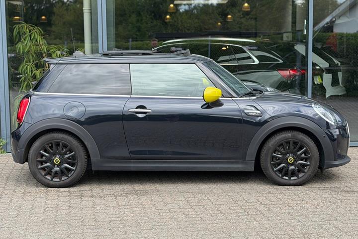Blå Mini Cooper SE fra 2023