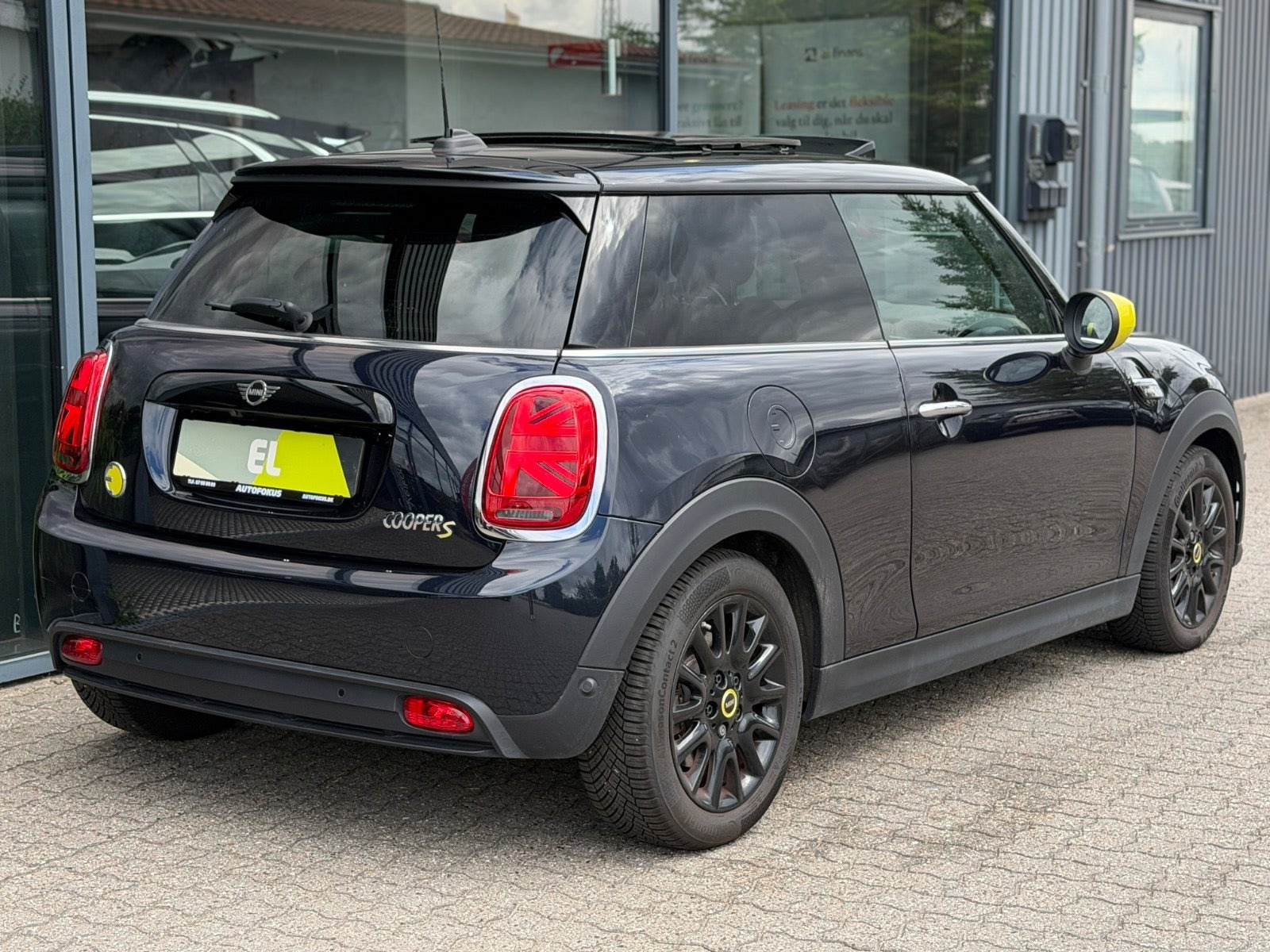 Blå Mini Cooper SE fra 2023