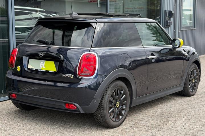 Blå Mini Cooper SE fra 2023