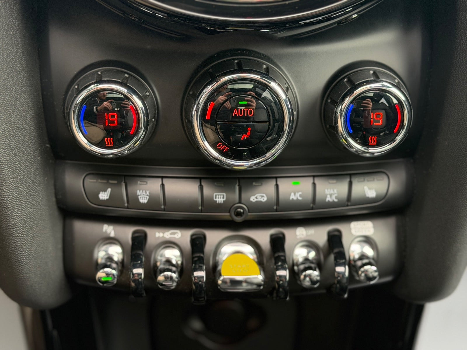 Blå Mini Cooper SE fra 2023