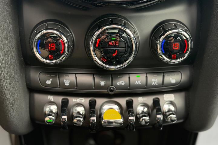 Blå Mini Cooper SE fra 2023