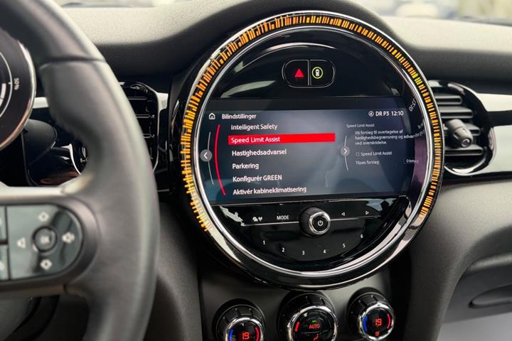 Blå Mini Cooper SE fra 2023