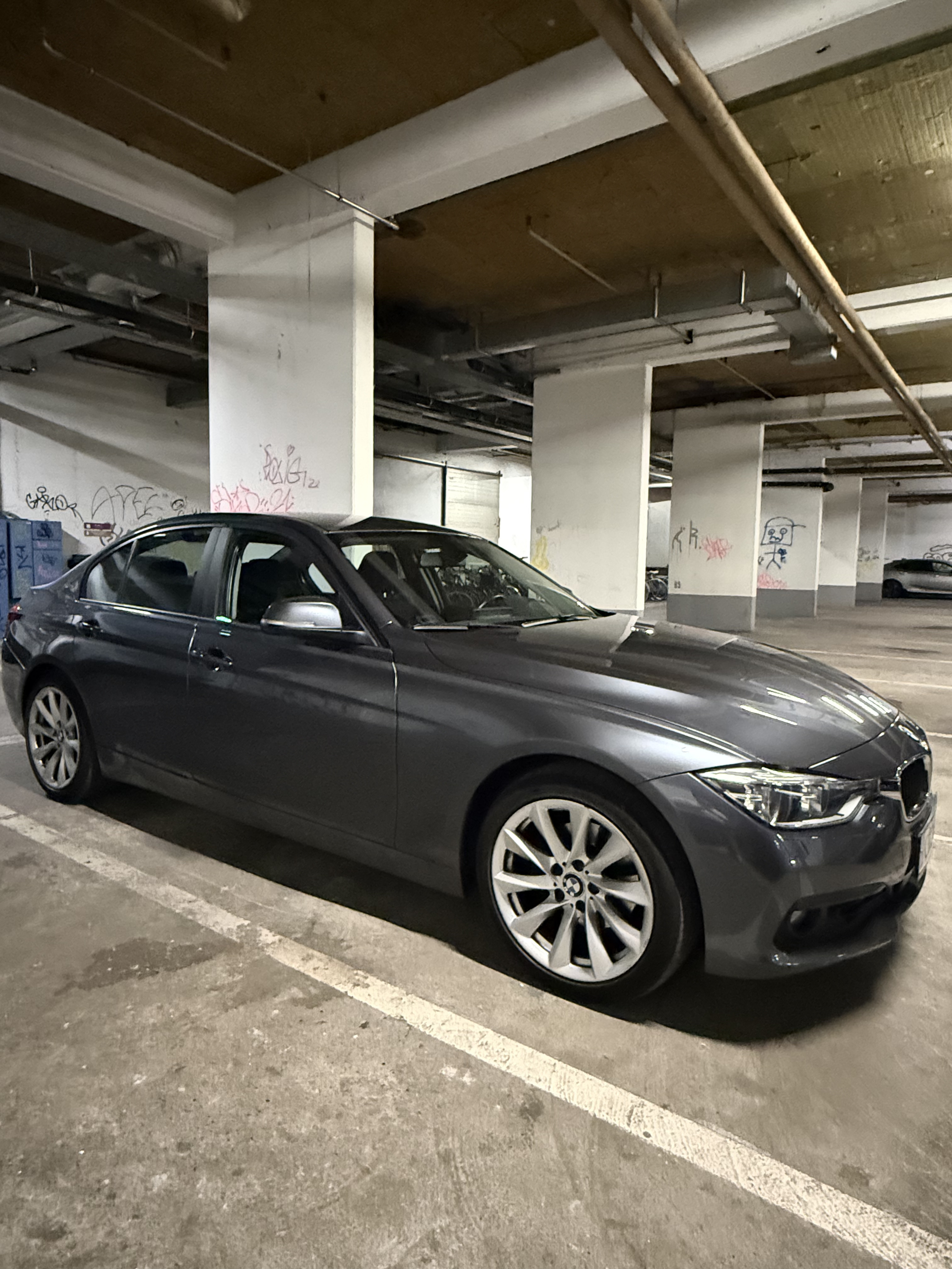 Grå BMW 3-Serie fra 2016