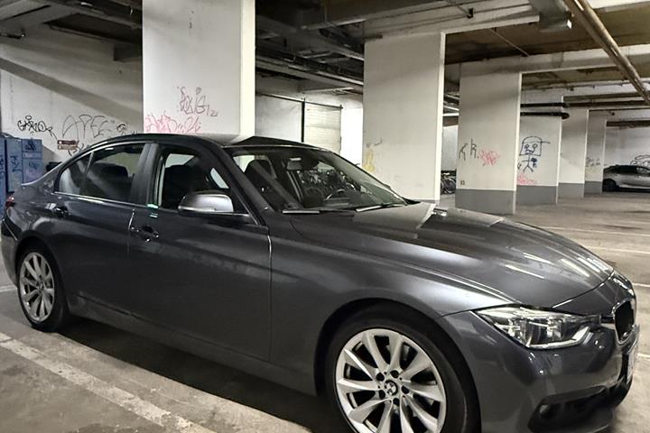 Grå BMW 3-Serie fra 2016