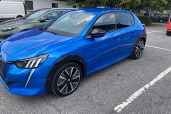 Blå Peugeot e-208 fra 2022