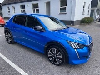 Blå Peugeot e-208 fra 2022