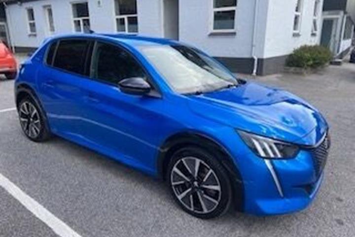 Blå Peugeot e-208 fra 2022