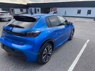 Blå Peugeot e-208 fra 2022