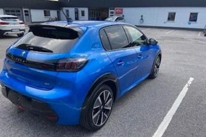 Blå Peugeot e-208 fra 2022