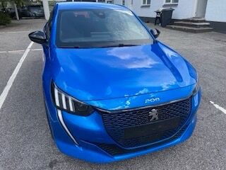 Blå Peugeot e-208 fra 2022