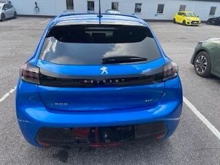 Blå Peugeot e-208 fra 2022